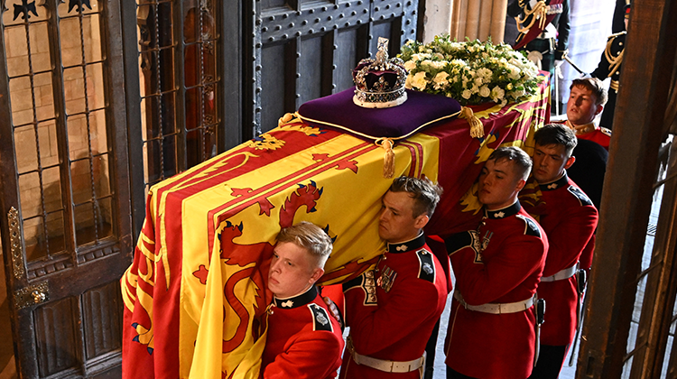 CERCUEIL REINE OLI SCARFF AFP